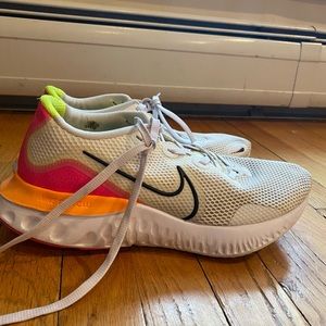nike women’s sneakers size 10.5